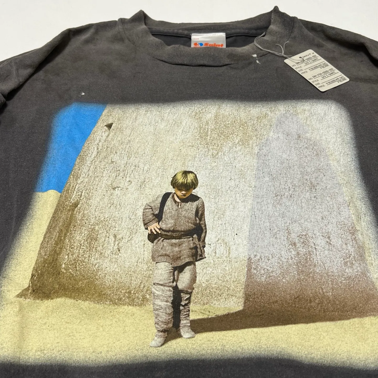 SAINT Mxxxxxx × STAR WARS SW_LS TEE /DARTHVADER/BLK Star Wars co-branded model Darth Vader/Anakin Skywalker distressed long sleeves washed black S-XL The print comes from "Anakin Skywalker" in "STAR WARS Episode I/The Phantom Menace" The impressive poster visual and the design of "Darth Vader" printed on the back The entire garment is hand-processed with dirt, washed with water, and printed with a distressed feel, which perfectly interprets the artistic specialty of NEW VINTAGE. In addition, the original co-branded main mark/wash mark/little angel anti-counterfeiting mark can be customized. It can be said that every detail of ZP is perfectly reproduced.